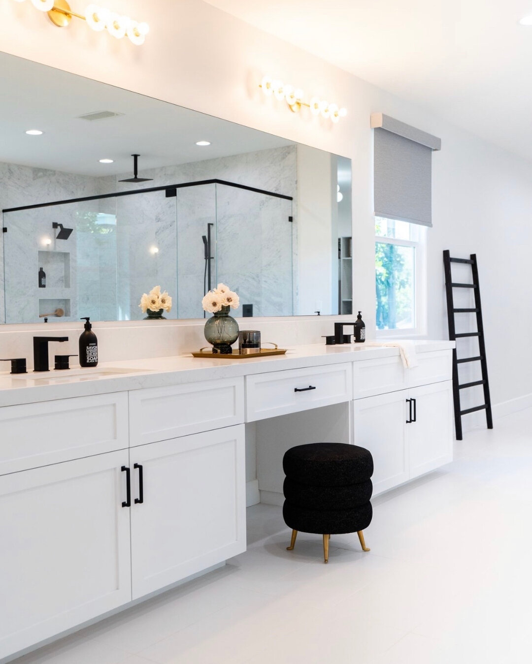 Black and White goodness! So much to love in our Sonrisa bathroom project!  Subtle elegance! Happy Monday! ​​​​​​​​
#primarybathroom #masterbedroomaddition #blackandwhitebathroom #swoonhome #swankdesign #coronacalifornia