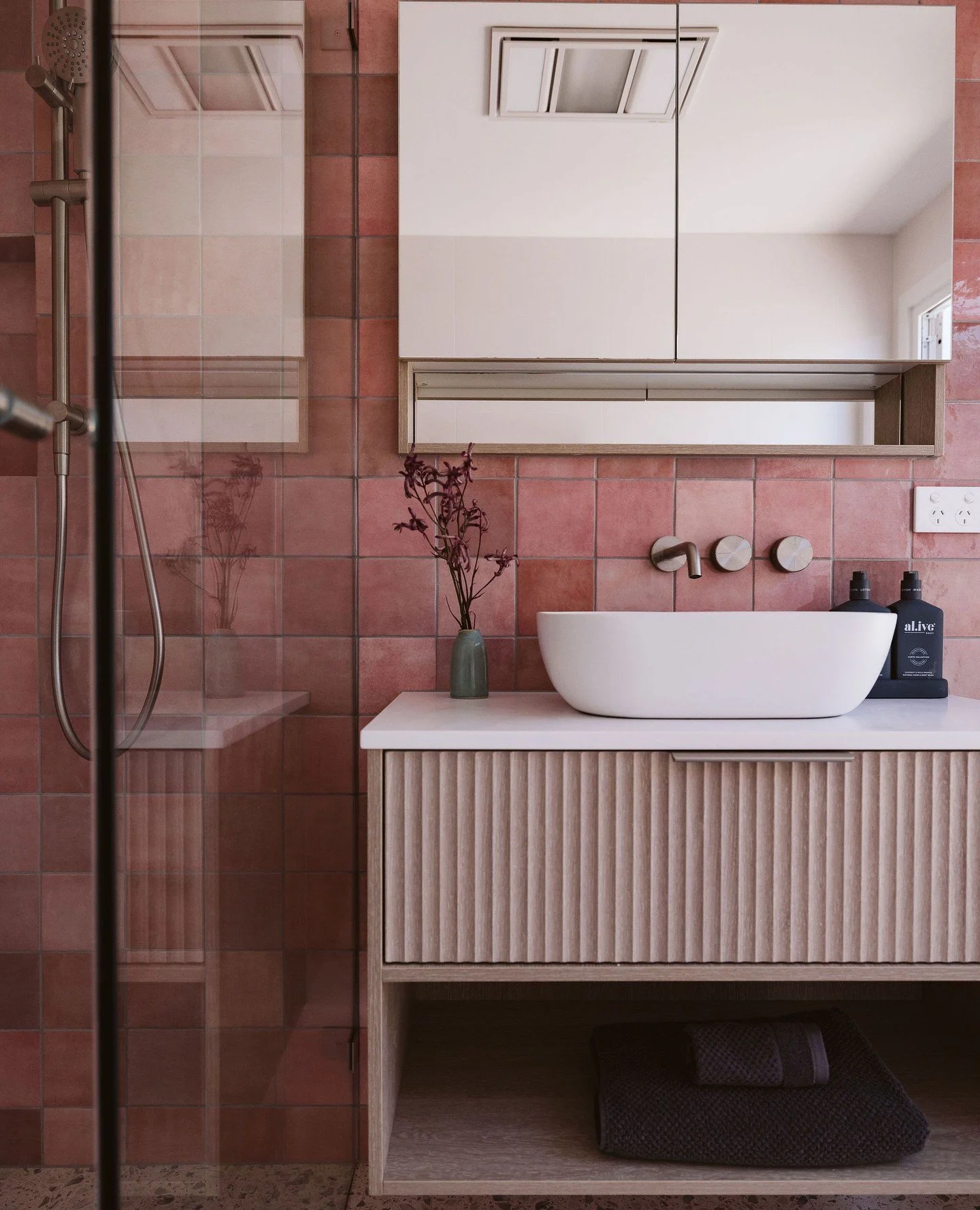 When every holiday home starts to look the same, the secret to success is personality. ⁠
⁠
This pink bathroom captures the art of standing out 🩷 playful, confident, and perfectly curated.⁠
⁠
Because standing out in the holiday home market starts wit