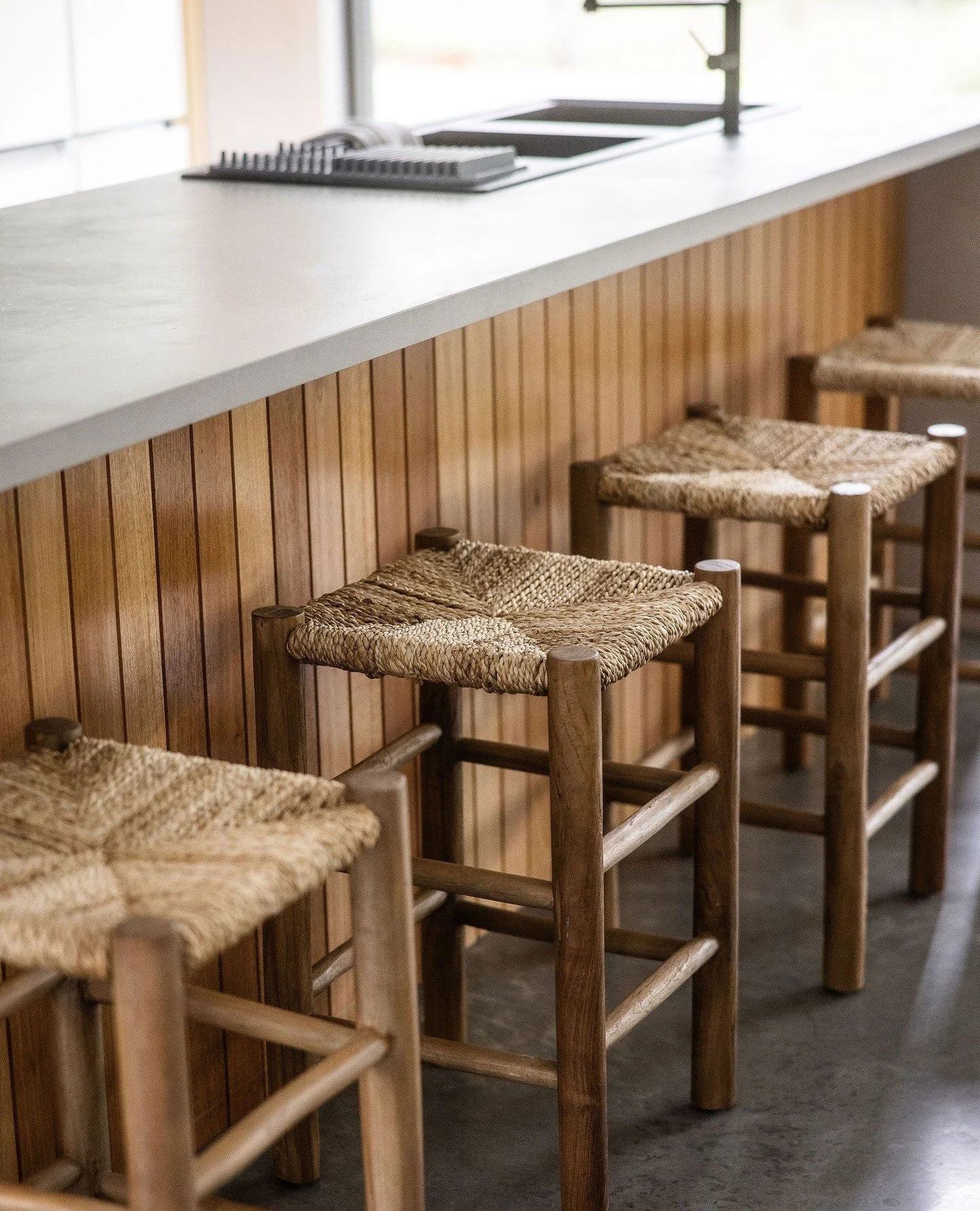 Kitchen details matter 🤍⁠
The right bar stools complete the space, adding balance, texture and effortless functionality. ⁠
⁠
⁠
⁠
#southcoastpropertystyling⁠
#propertystyling⁠
#homestaging⁠
#stagedhomes⁠
#stylingtosell⁠
#realestatestyling⁠
#propertys