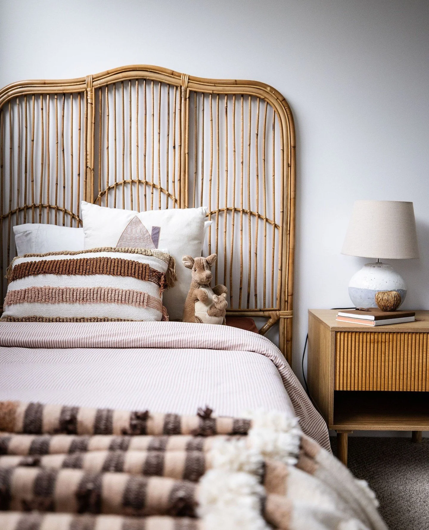 A sweet and calming kids&rsquo; bedroom 🤍⁠
Styled with soft tones and playful details to create a space that feels both practical and full of personality.⁠
⁠
⁠
#southcoastpropertystyling⁠
#propertystyling⁠
#homestaging⁠
#stagedhomes⁠
#stylingtosell⁠