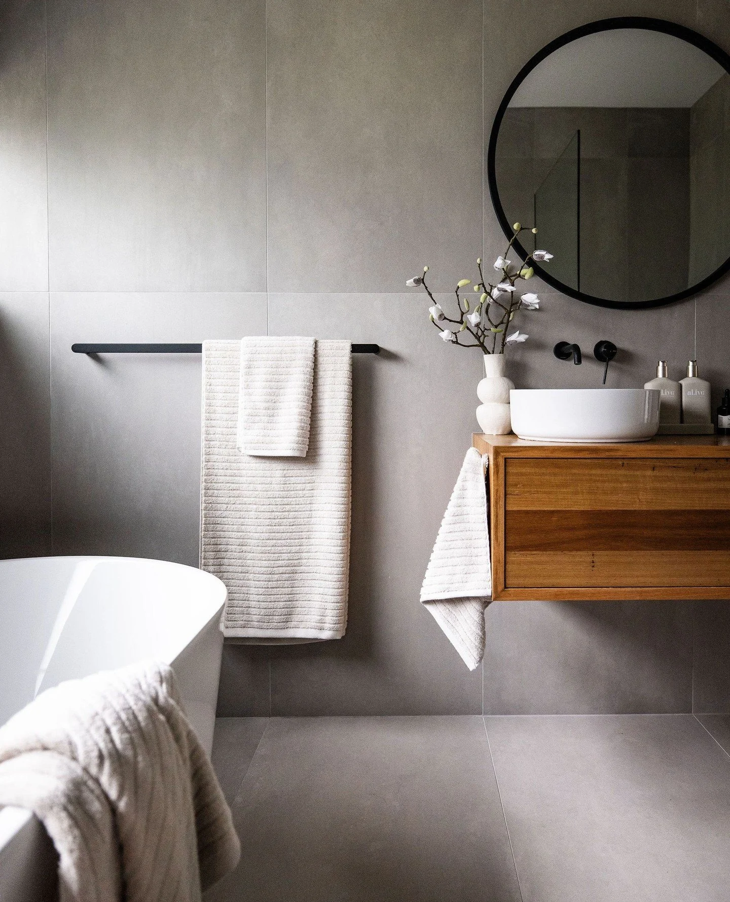 Even the smallest spaces matter.⁠
This bathroom has been styled to feel clean, elevated and hotel-inspired &mdash; simple details make all the difference.⁠
⁠
⁠
#southcoastpropertystyling⁠
#propertystyling⁠
#homestaging⁠
#stagedhomes⁠
#stylingtosell⁠
