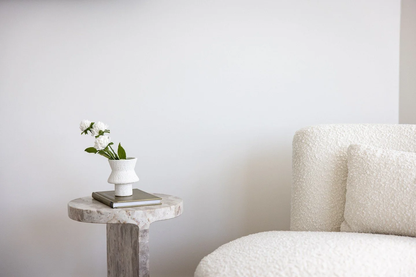 Soft whites, beautiful textures and timeless design 🤍⁠
⁠
This home is a perfect reminder that neutral doesn&rsquo;t mean boring.⁠
⁠
Every space flows effortlessly into the next, creating a calm, inviting feel that never goes out of style. Thoughtful