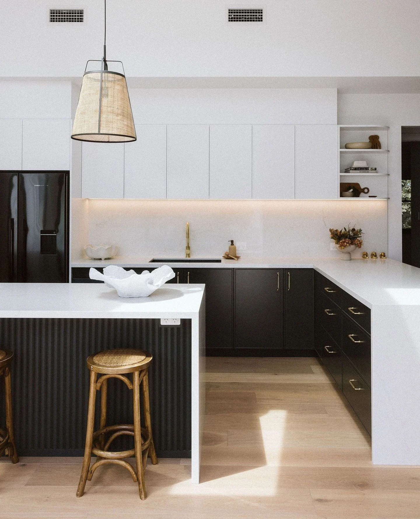 A little goes a long way.⁠
⁠
When the kitchen is this beautiful, our job isn't to fill every surface.⁠
⁠
It's to know what to leave alone.⁠
⁠
A few considered pieces add warmth and life while allowing the cabinetry, finishes, proportions and natural 