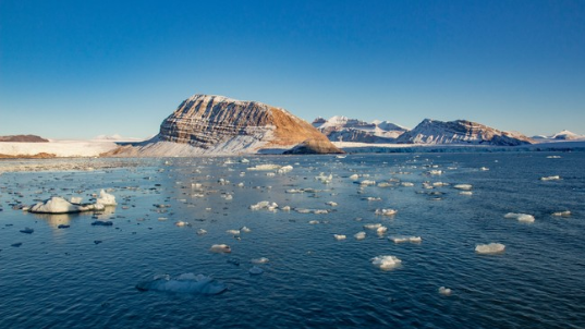 Smeltende is fra isbreer som kalver ut i Kongsfjorden ved Ny-Ålesund på Svalbard. FOTO: ARE FØLI / NTB SCANPIX