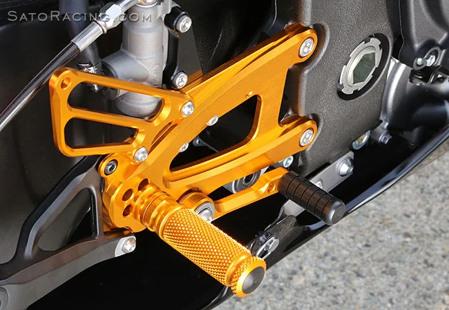 Yamaha_YZF-R1_15_RearSets_R2.jpg