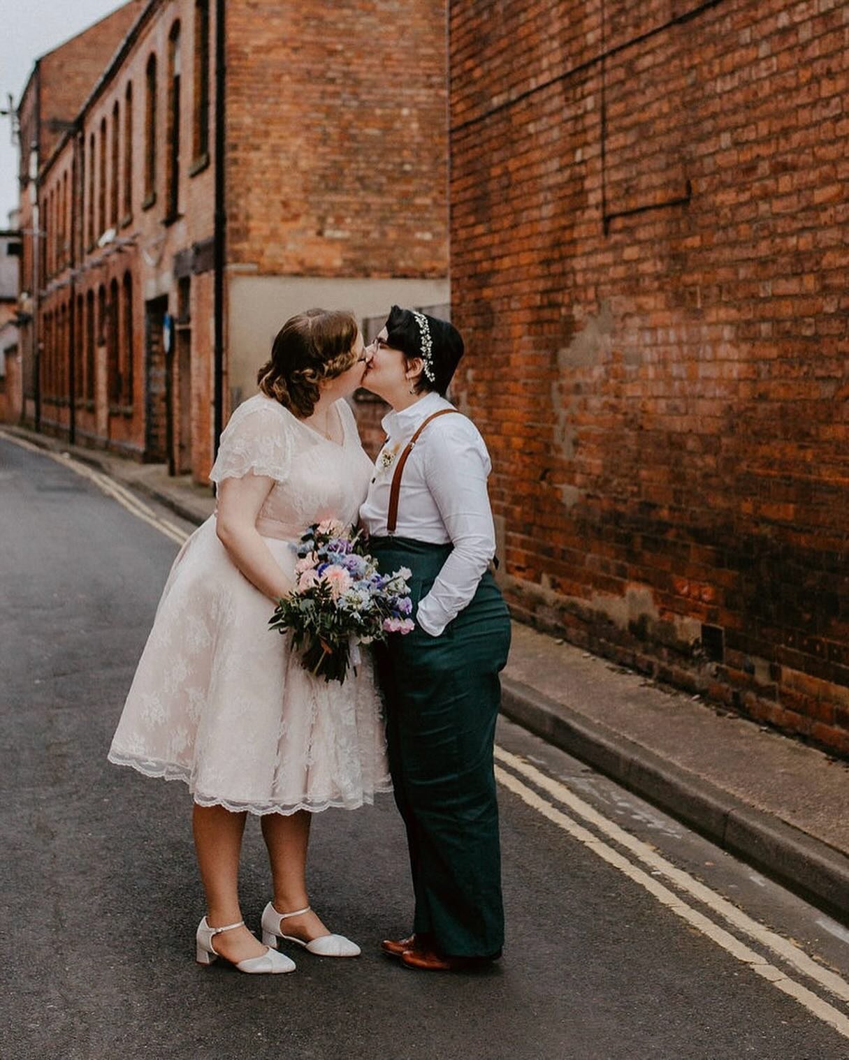 &bull; still &bull; one of my favourite ever sets of photos.

I love the urban city setting, the vintage tea party vibes; pure joy and love captured perfectly.

📸 @anna.rose.heaton 

#citywedding 
#sharingtheflorallove 
#excessivelydivertedbyflowers