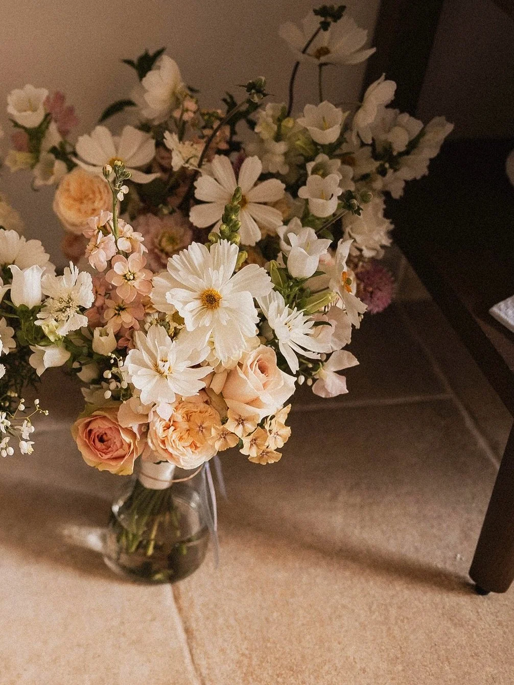| bridesmaid bouquet details &bull; 

a sweet one from summer 🌼.

For an unstructured, bouncy bouquet with lots of movement nothing beats cosmos. I&rsquo;m going to try growing the double ones next year.

Cosmos, snapdragons, zinnias, dahlias, scent