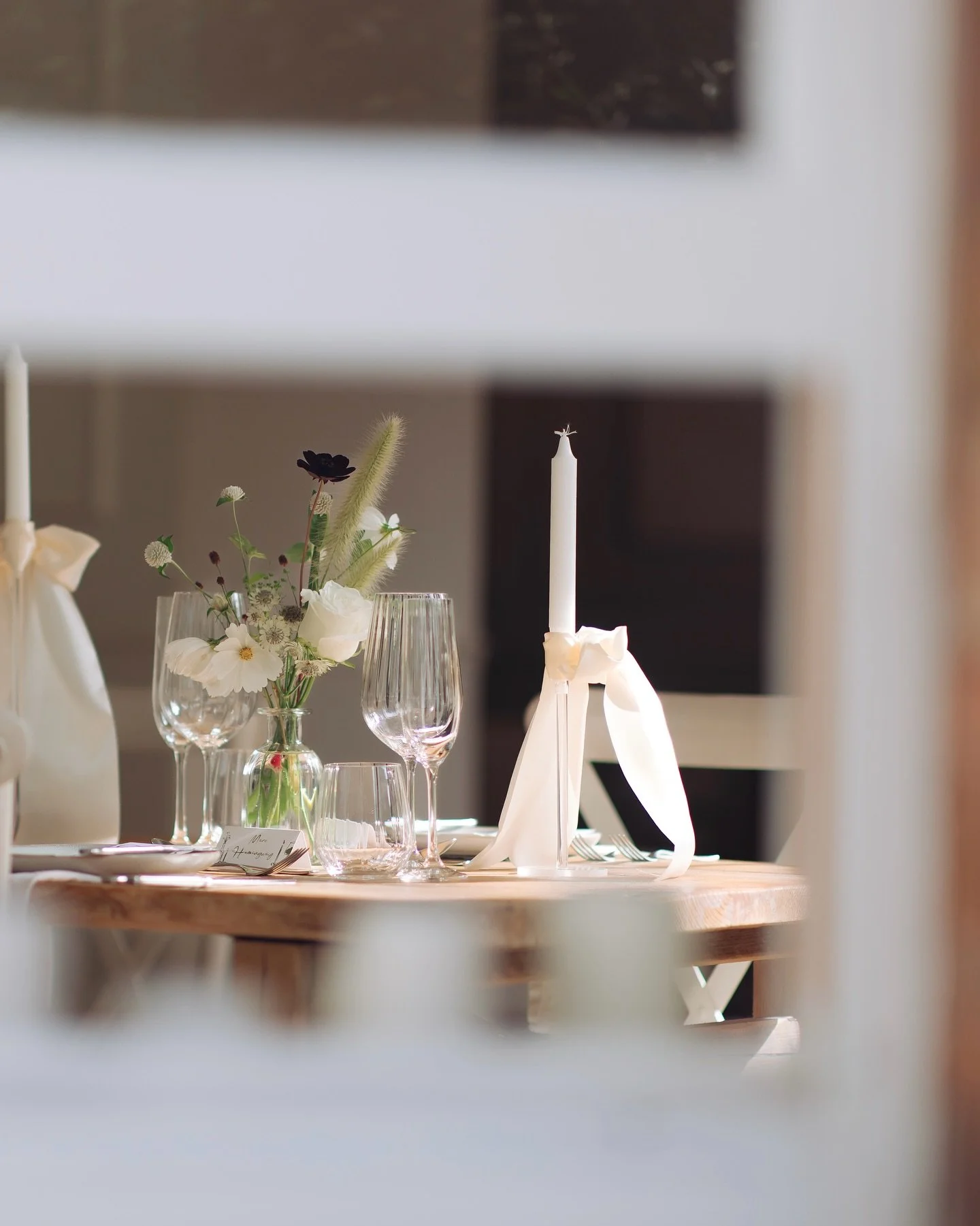 | fading light &bull;

and flowery details 🌾.

A glimpse into an autumn wedding for the very beautiful @rachael_hemingway at @vicarageboutique 🍂.
 
📸: @joseph.lj.photo - just gorgeous captures🤍.

#tableflowers #ofquietmoments #thebeautyinautumn #