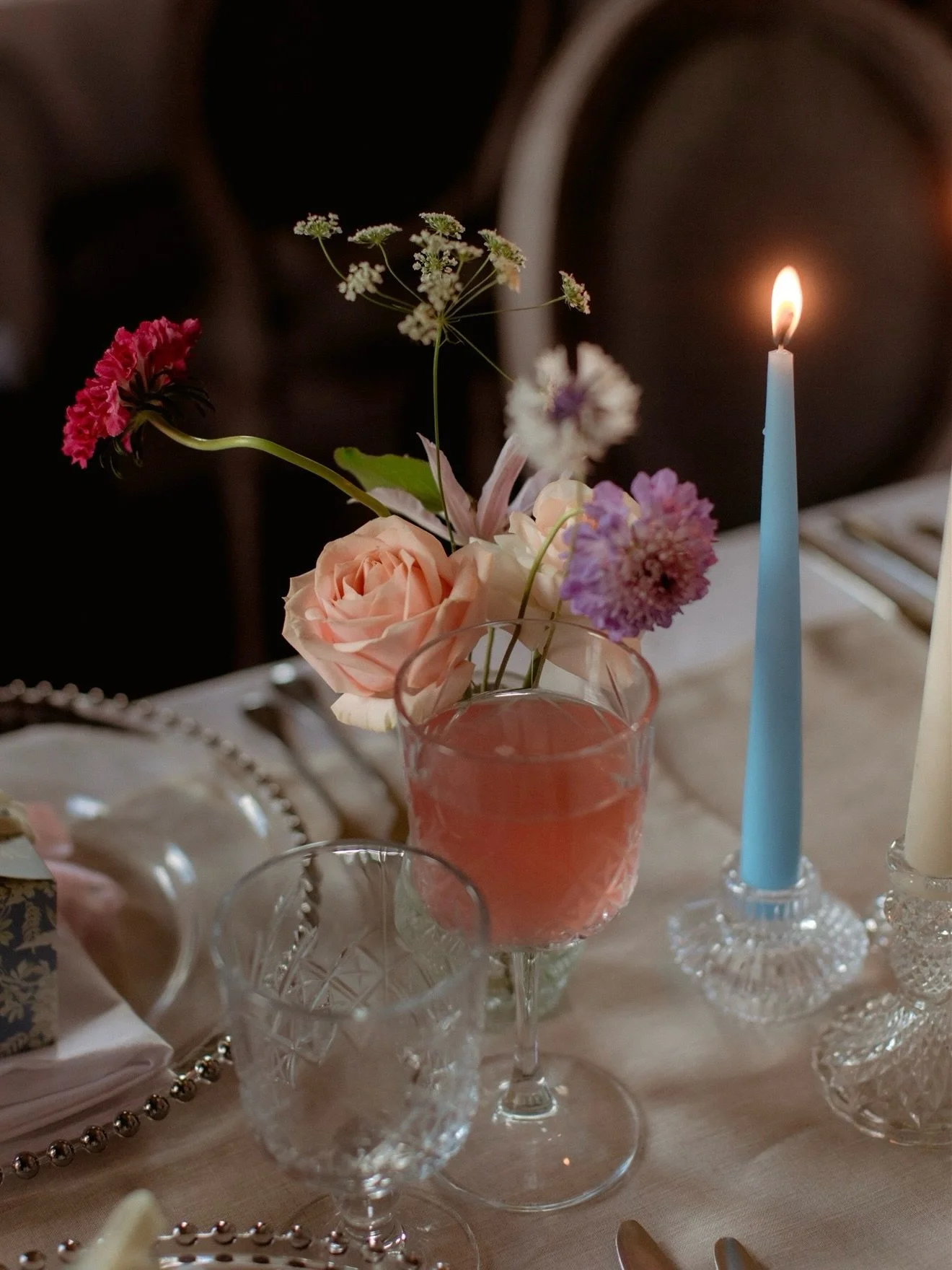 | candlelight &bull;

&amp; little flowery details.

Feeling a little bit festive, and prepping for my last wedding of the year for Amy &amp; Will; and some lovely colours to end the floral year on &hearts;️🌸🍑.

📸: @paulandnanda 

#thebelljarflora