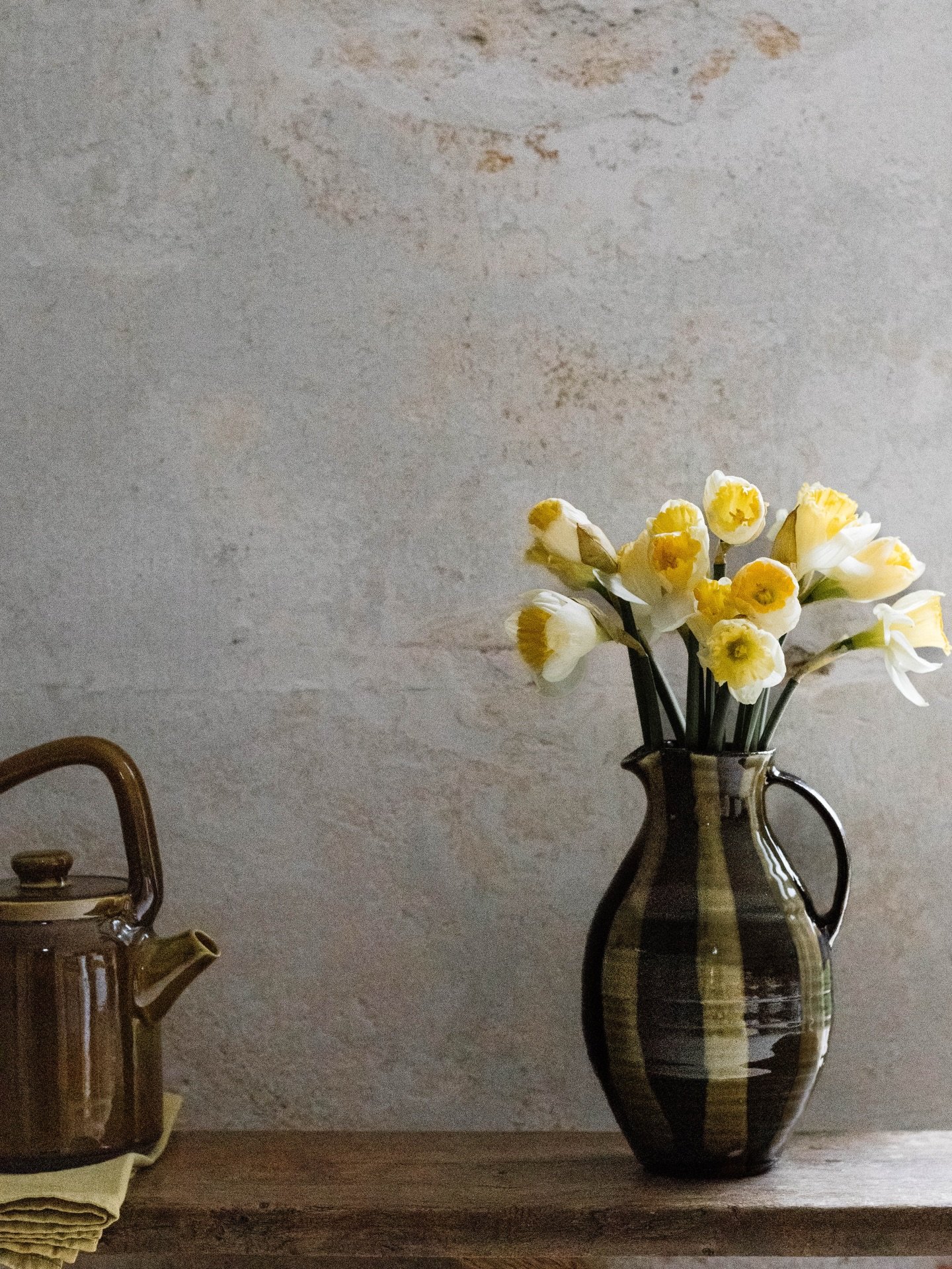 | Friday mood 💛 &bull;

a splash of buttery yellow in a dark and rainy kind of week.

Maybe a Wuthering Heights kind of weekend? I&rsquo;m not sure.

Whatever you are doing hope it&rsquo;s a gentle and lovely one 🌼.

#thatwinterspringthing #flowers