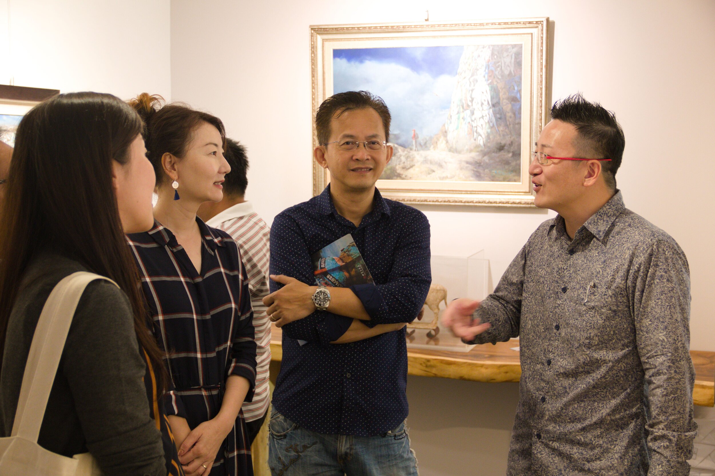 Wang Fei having a chat with visitors at his solo exhibition