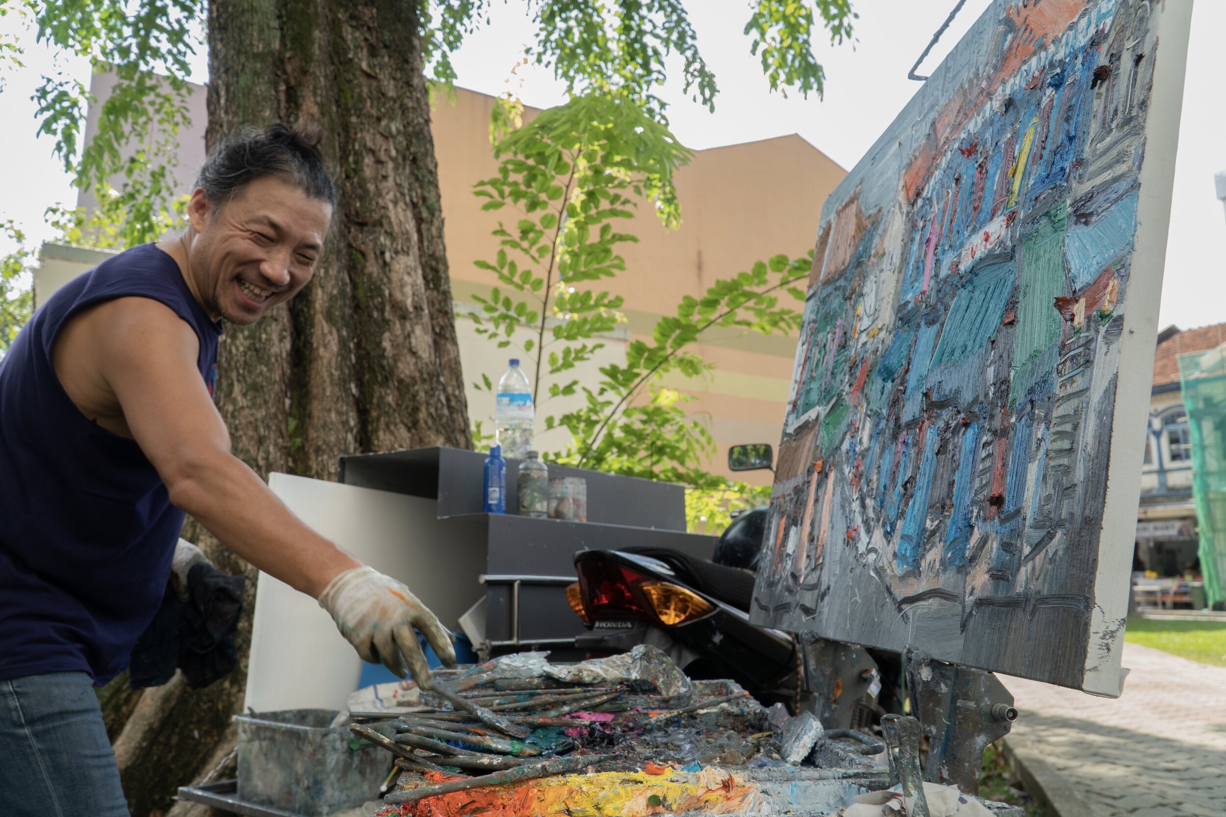  Zhu Hong painting on site at Little India 