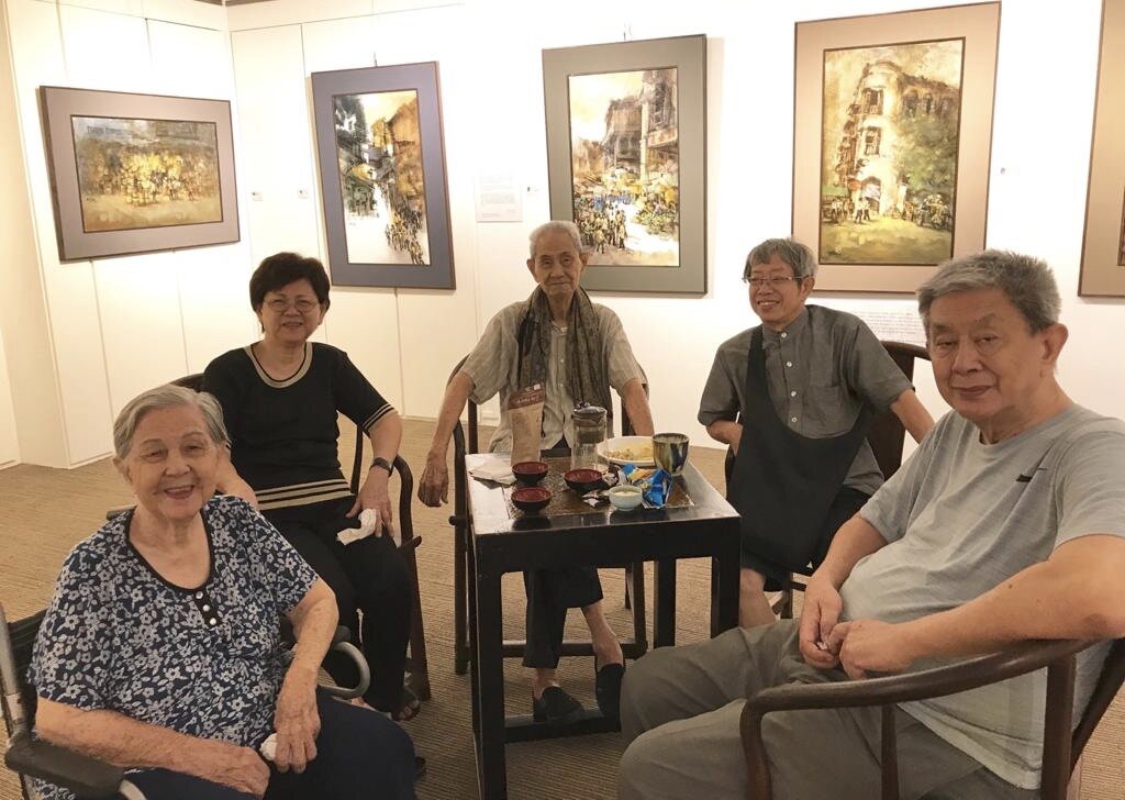  Mr Eng Siak Loy (second from right) with Mr Lim Tze Peng (Centre) and his family  