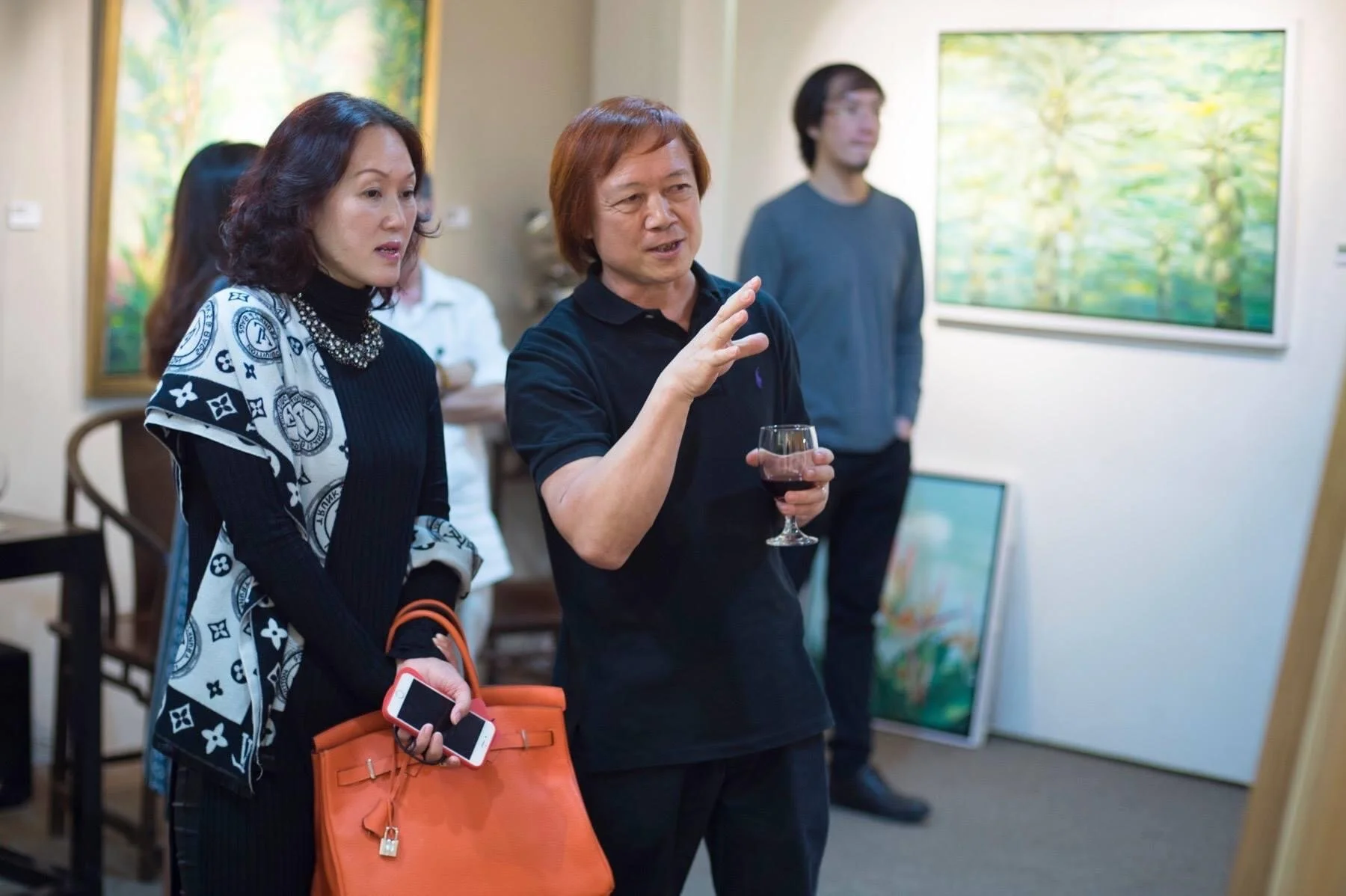  Mr Wang Mo Ping and a collector during his exhibition in 2015  