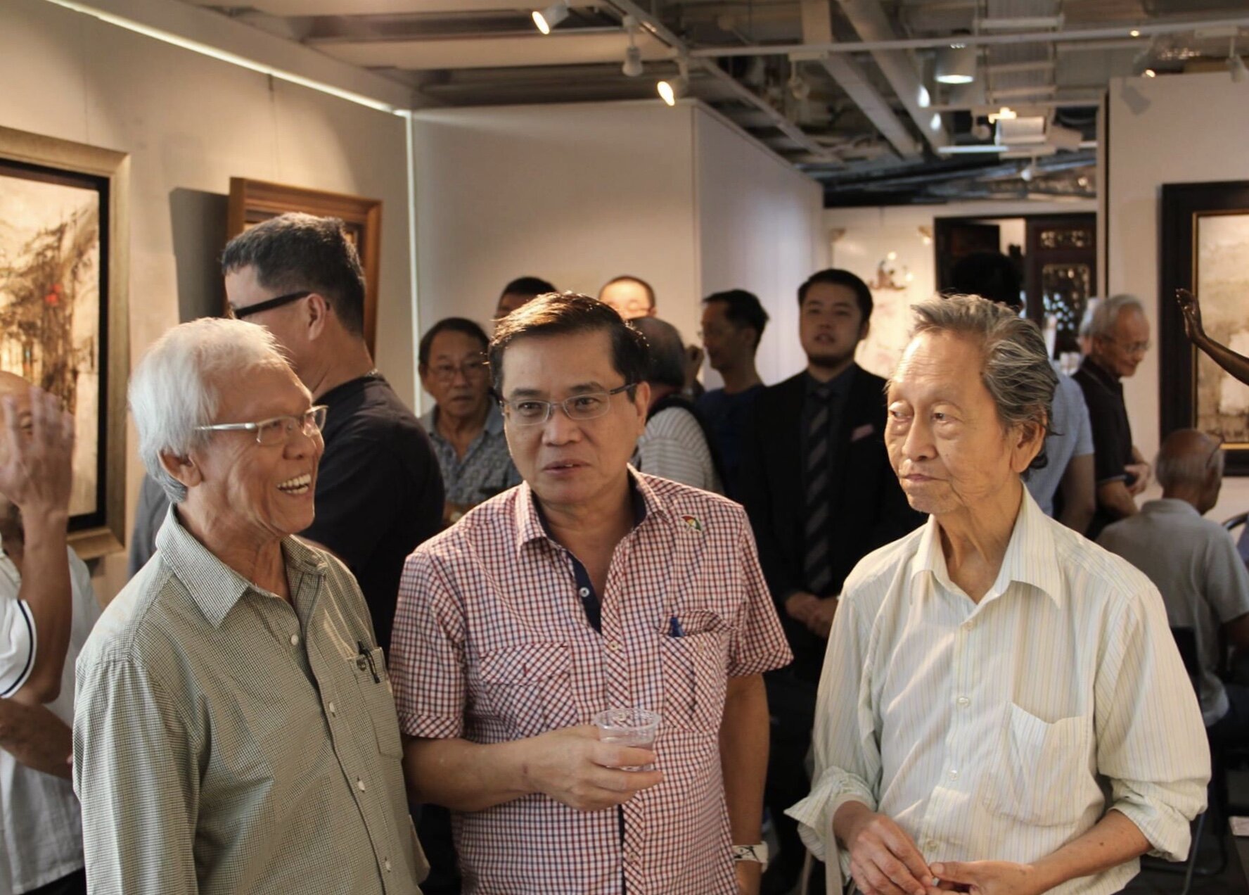  From Left: Mr Ang Ah Tee, Writer Mr Leong Weng Kam and Mr Choy Weng Yang at Mr Ang Ah Tee’s solo exhibition in 2016  