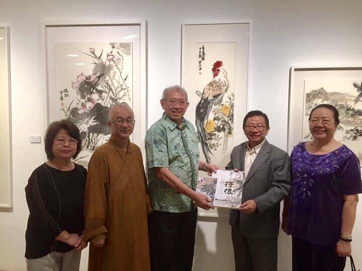  Venerable Seck Kwang Phing and Mr Nai Swee Leng posing for a photograph with collectors during Mr Nai’s solo exhibition in 2016  