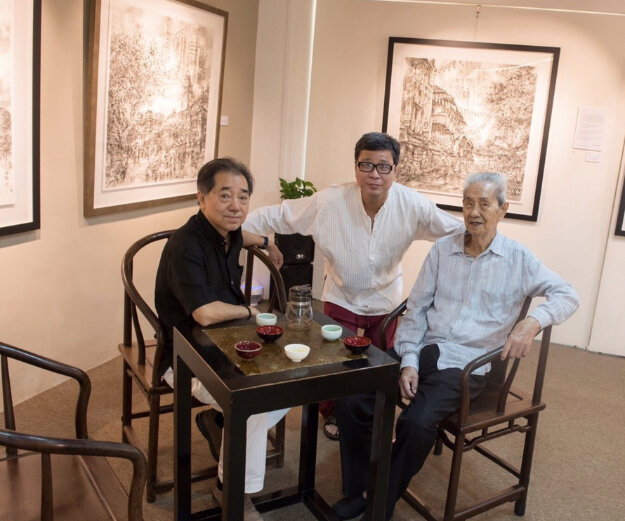  Mr Lim Tze Peng (Right) visiting Mr Tung Yue Nang’s solo exhibition. Mr Terence Teo (Right)  