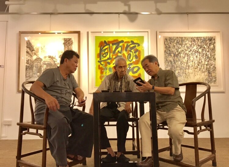  Mr Lim Tze Peng (Centre) having a chat with Mr Terence Teo (Right) and Mr Tung Yue Nang (Left)  