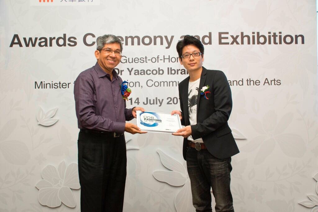  Liu Xuan Qi presented with the platinum award at the 2012 UOB Painting of the Year Awards  