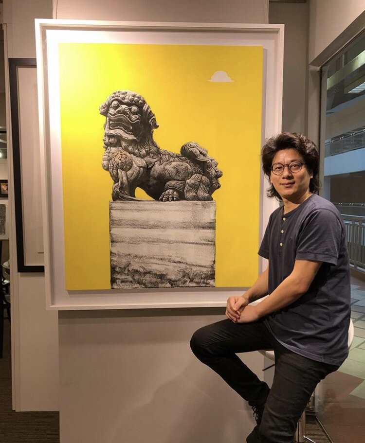  Liu Xuan Qi and his painting at the gallery  