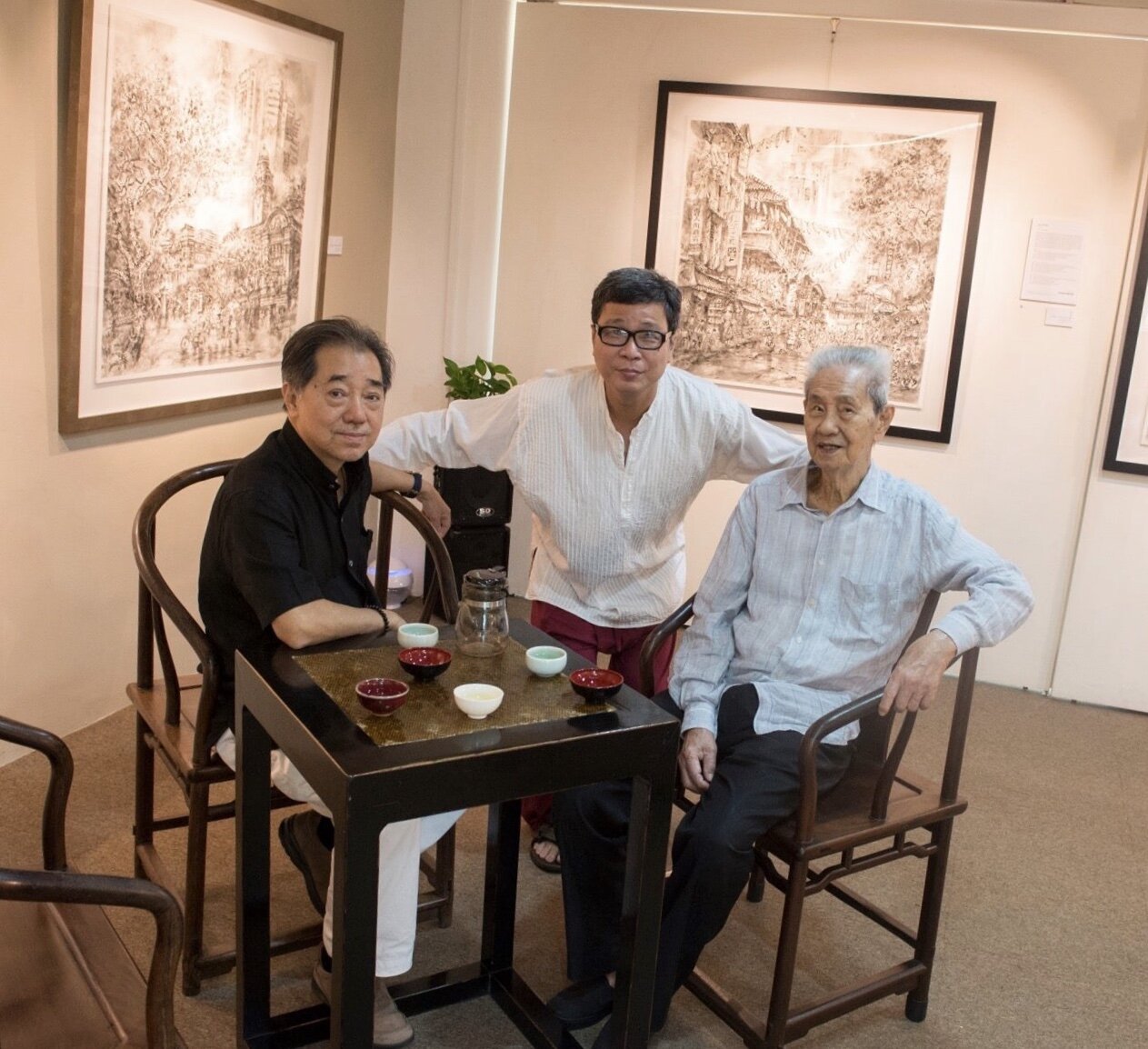 Mr Lim Tze Peng visiting Mr Tung Yue Nang's solo exhibition