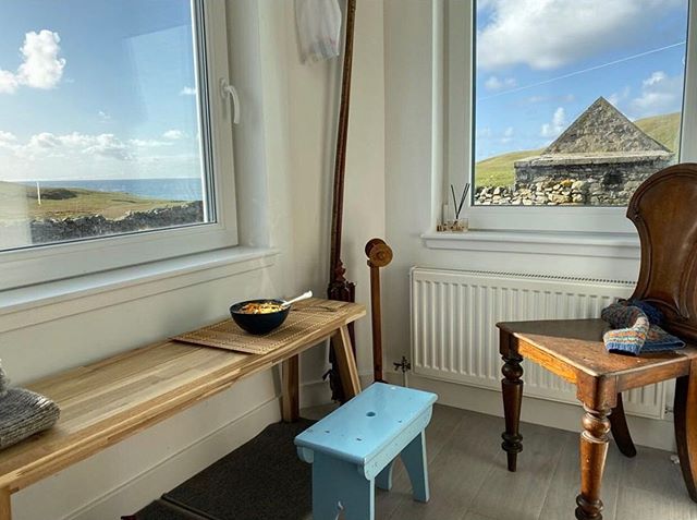 We love this photo of a sunny lunch break from @mjmucklestone who spent some time in Fair Isle Studio earlier this year ☀️ Our porch is an ideal place to sit and watch the ever changing weather and happenings on the isle
#fairislestudio #artistreside