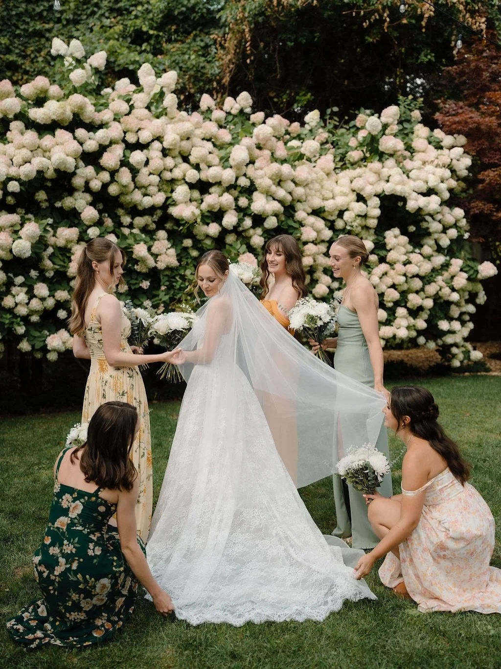 Surrounded by love, laughter, and the most beautiful blooms 🌸
Every moment felt effortless — filled with genuine joy and the kind of friendship that makes a wedding day unforgettable.
📸 @shotbyhayls 
This moment right here… pure mag