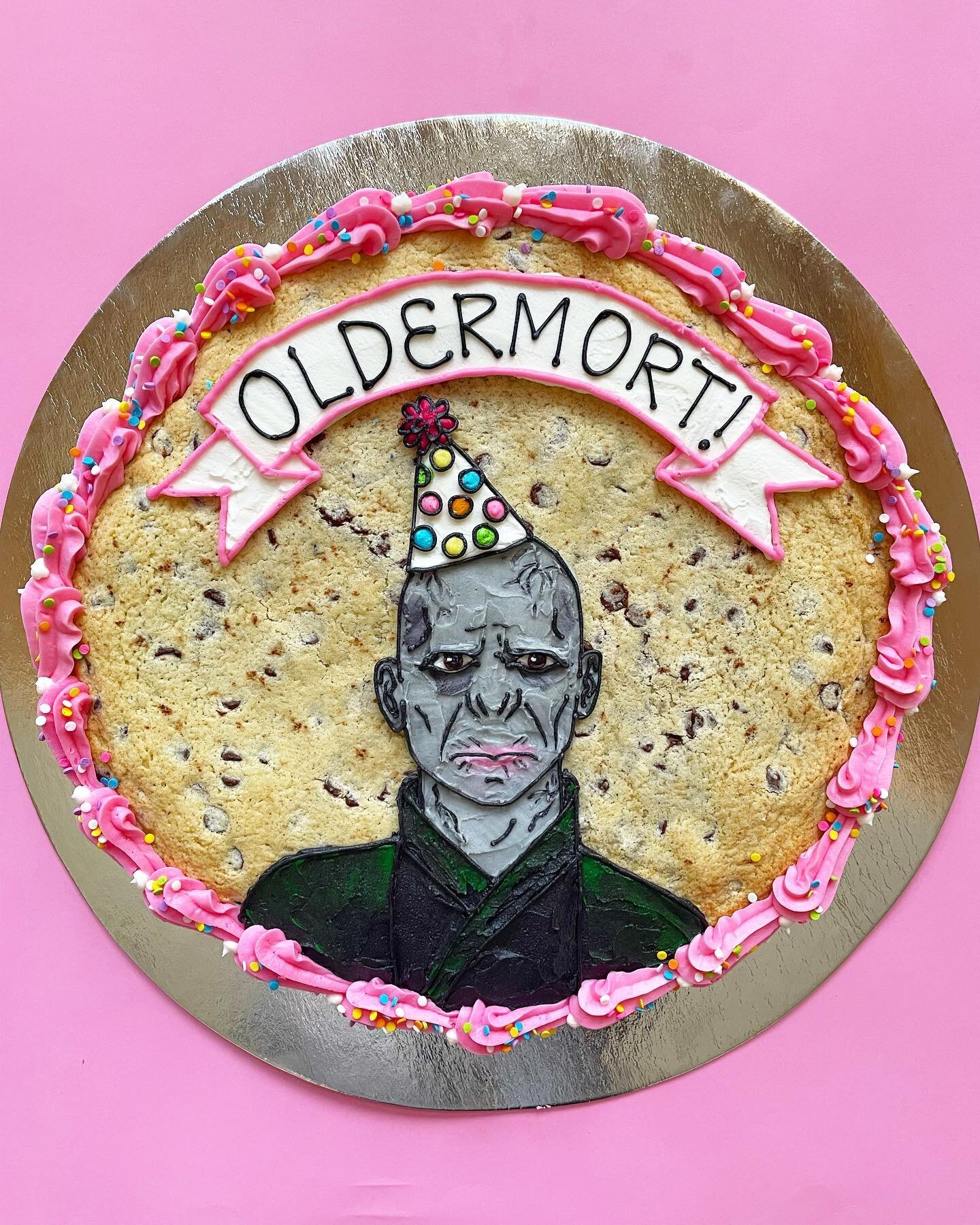 Don&rsquo;t Hogwarts it all for yourself! 
🎉 🍪 ⚡️ 

#prettysweet #harrypotter #voldermort #cookiegrams #bigcookieenergy #torontoeats #cookieart