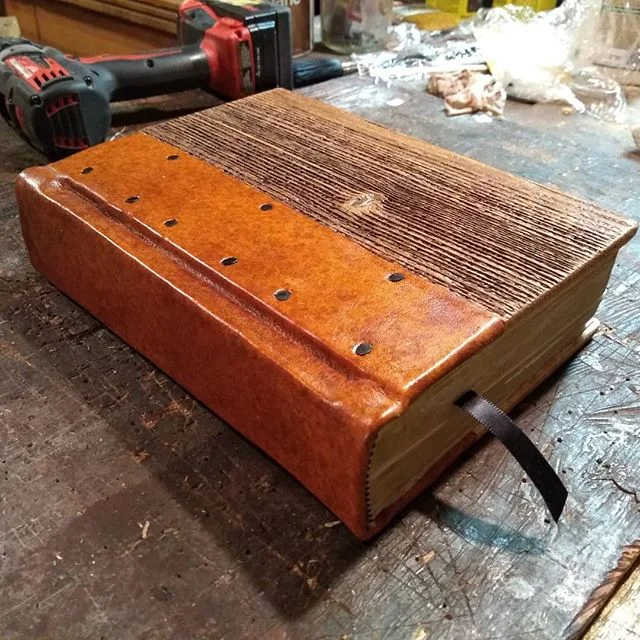 The Barnwood Bible 🤠

#barnwoood #reclaimedbarnwood #barnwoodart #bookbinding #bookrepair #leatherworking #leatherworker #deerhide #biblebinding #boundtolast #ilovebooks