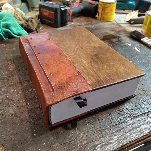 Even the standard bindings look pretty dang good 😎 #backtothebasics #birch #bookbinding #boundtolast #leather #rustic #marbledleather #dyedleather #carpentry #stain #diybookcover #diy #diycrafts #artsandcrafts