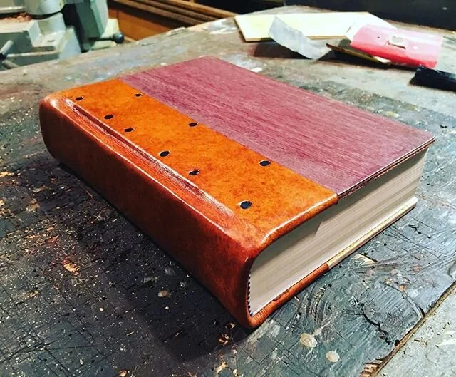 I know, I know. It&rsquo;s been awhile. Worth the wait? You tell me 😎 #ayearinthemaking #waitingforever #worththewait❤️ #boundtobeawesome #boundtolast #diy #diyprojects #carpentry #leatherwork