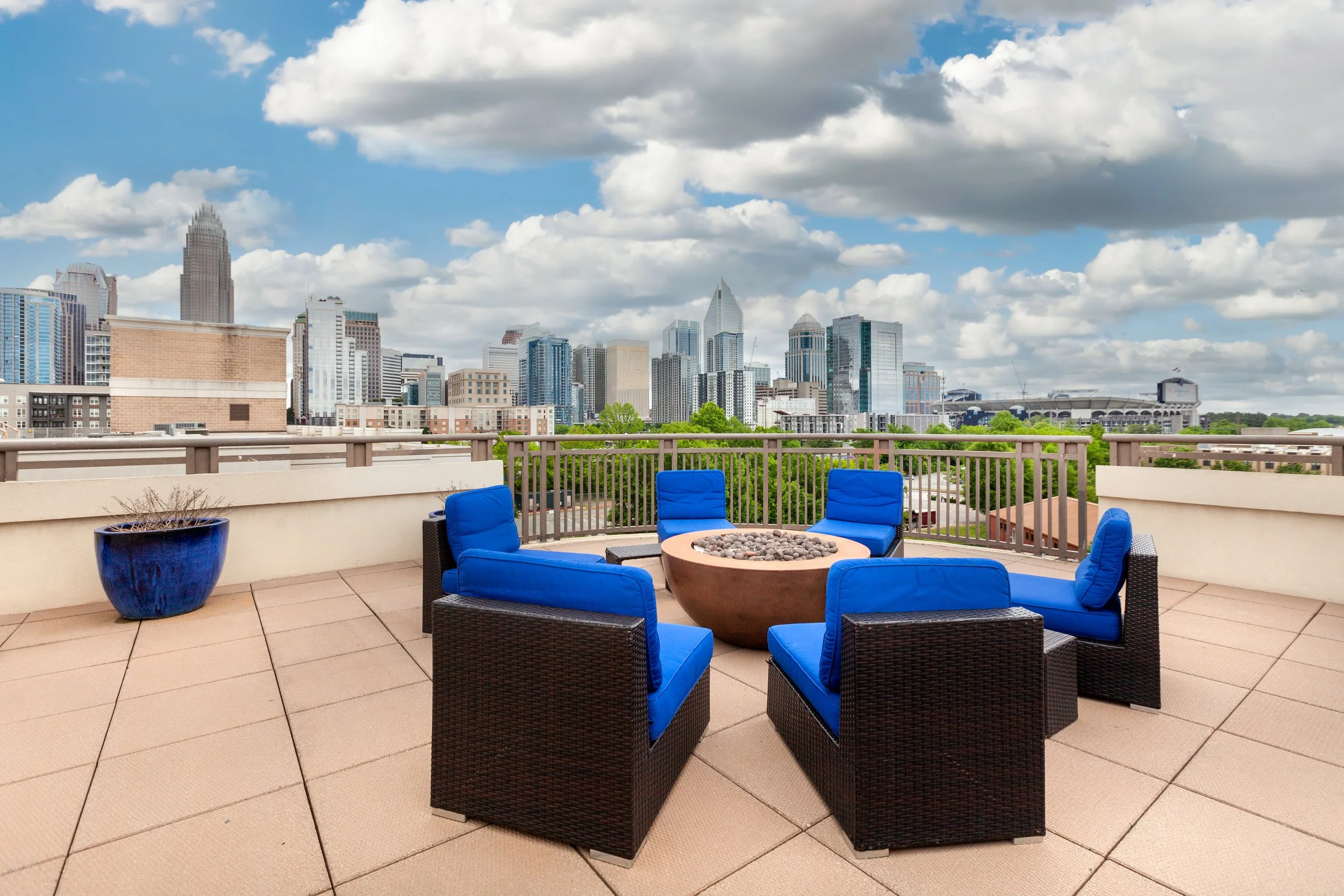 718 W Trade St #309