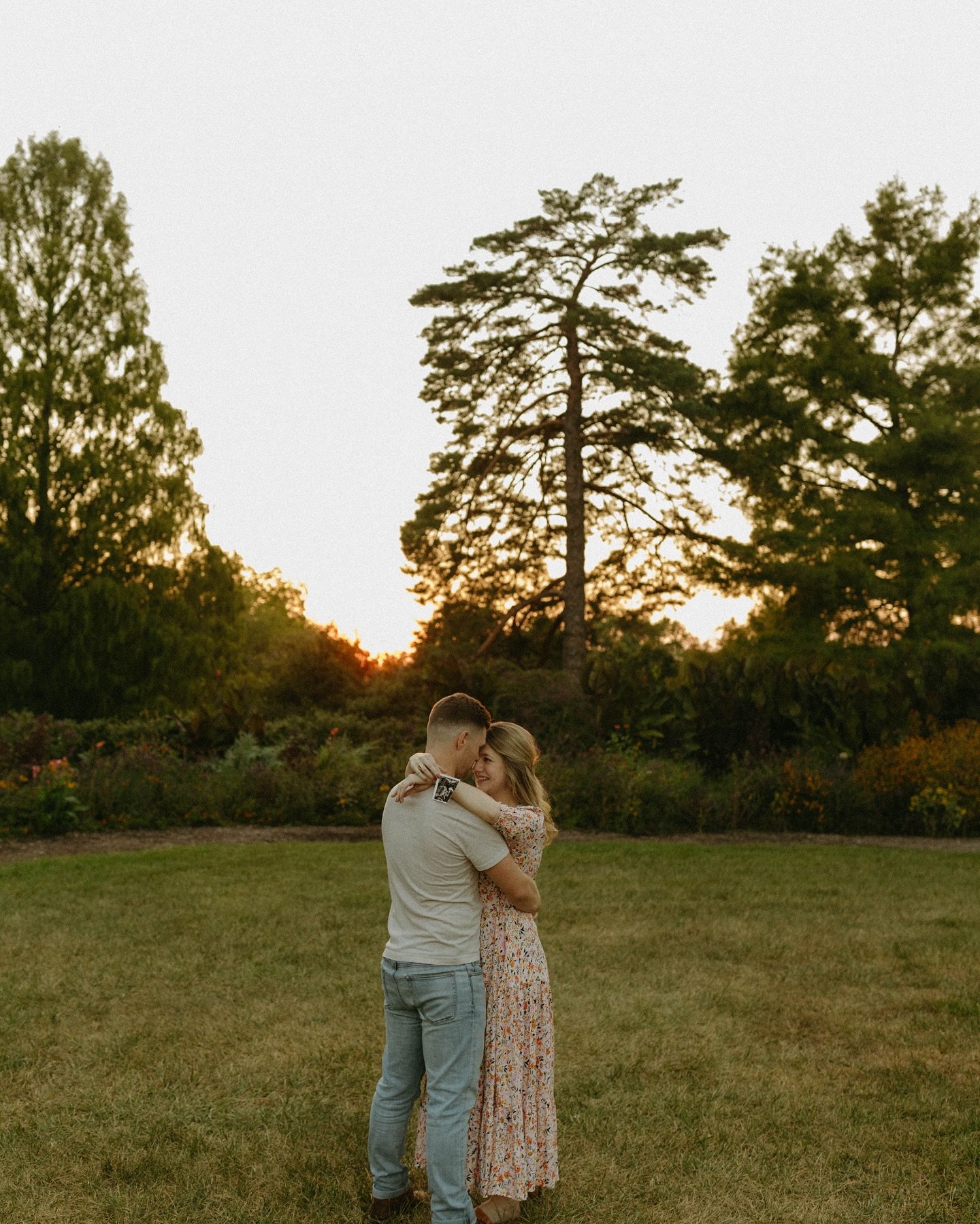 mom + dad 🩶

#familyphotography #pregnancyannouncement #babyannouncement #photographer #cincinnati #cincinnatiphotographer #explorepage