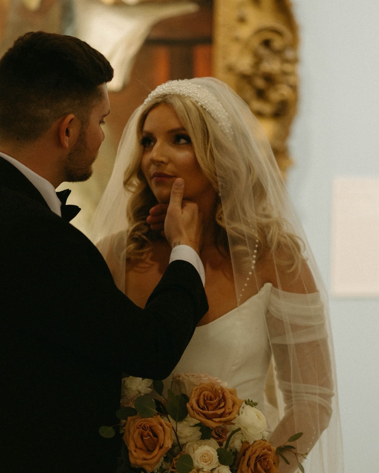 So art deco 🤍🪽

Sophia and Corey&rsquo;s day was truly a work of art and we are so honored to have been able to capture it🥺

#wedding #weddingphotography #weddingphotographer #lanadelrey #cincinnatiartmuseum #artdeco #cincinnatiweddingphotographer