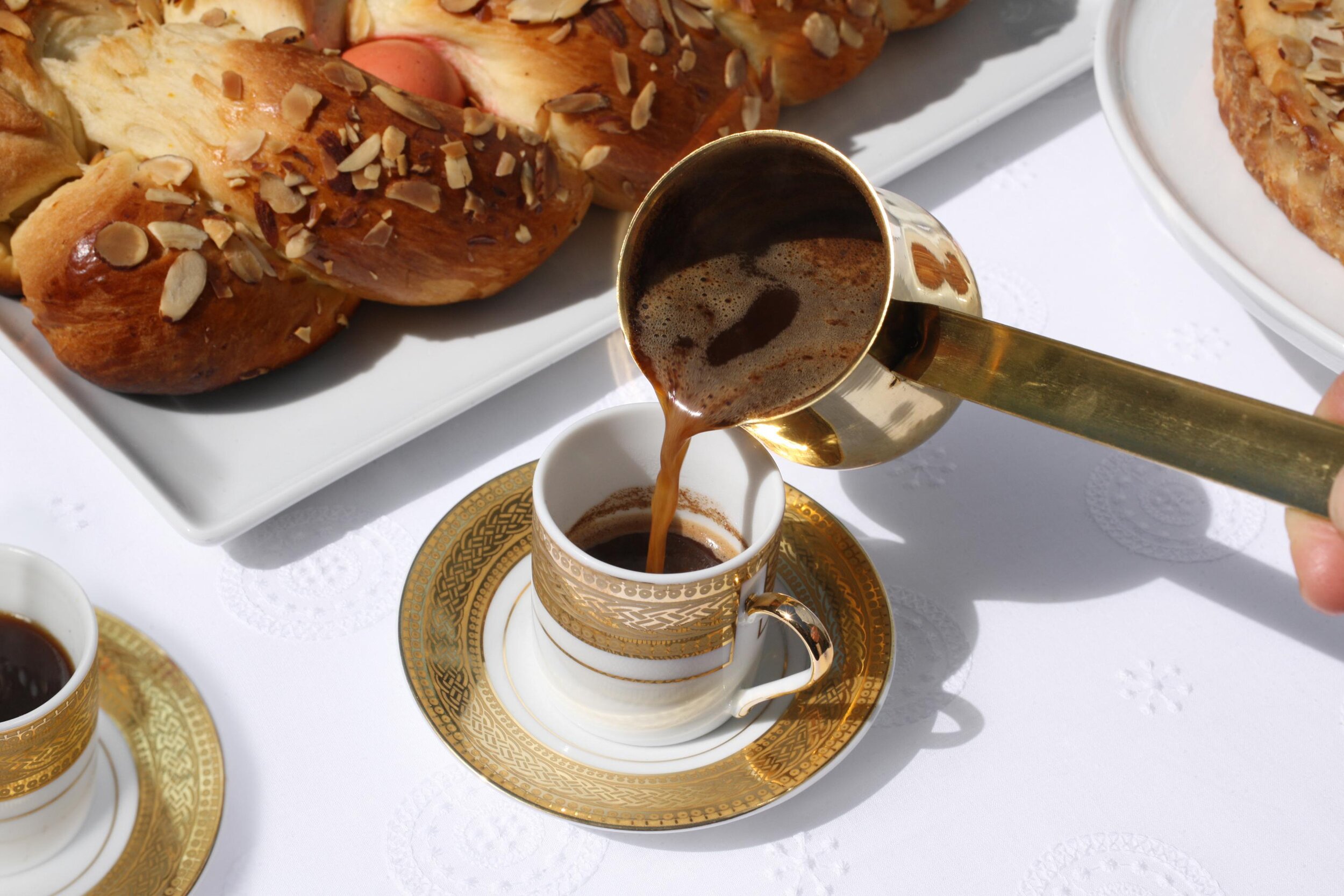 В турции подают кофе с водой. Эллинико кофе греческий. Кофе по эллински Эллинико. Кофе в турке. Кофе в турке с чашкой.