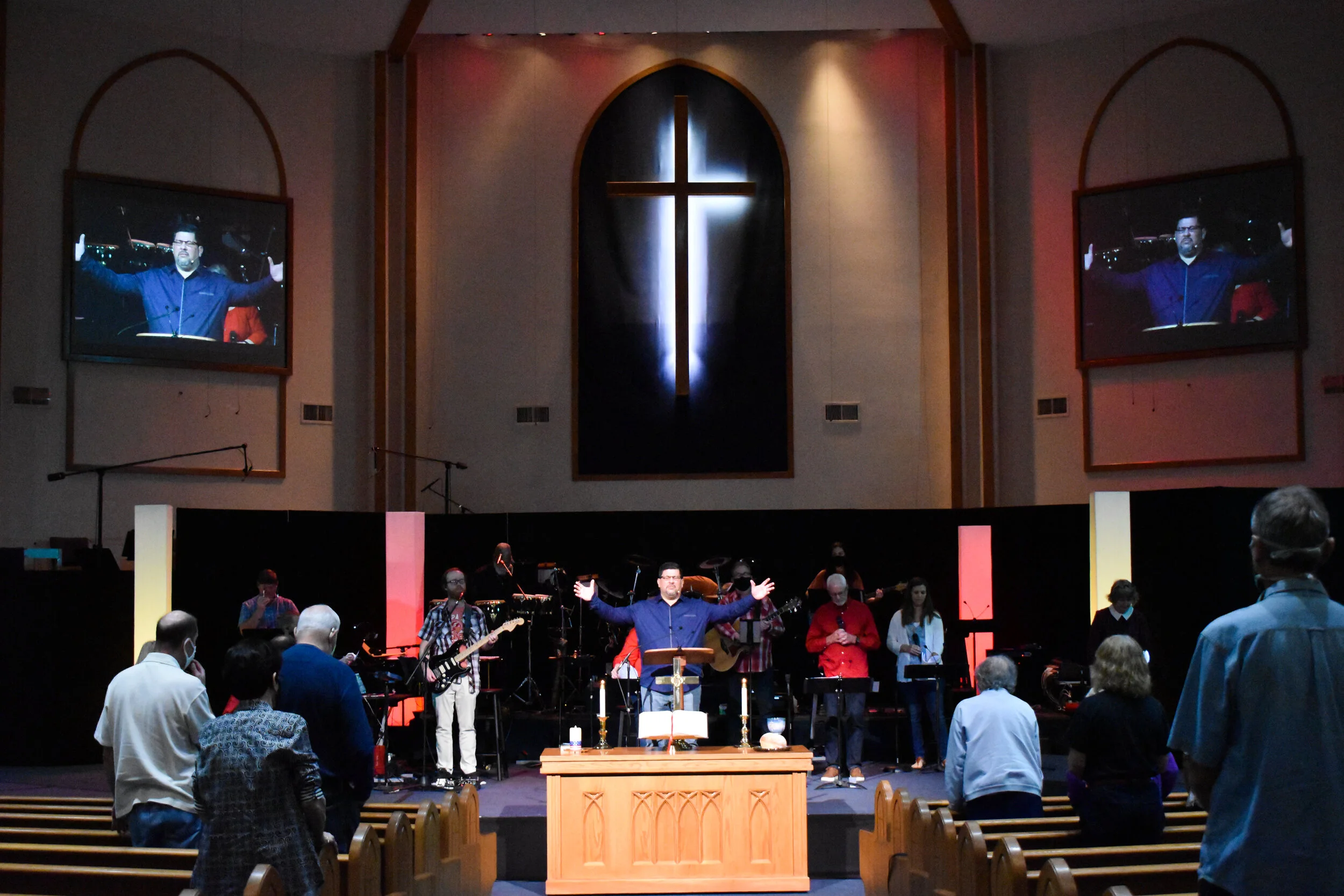 Pastor Roberto Arms Open .jpg