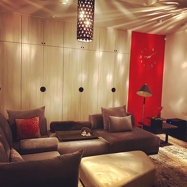 A touch of orange for all seasons. #losangeles#poolhousedesign#poltranafrau#sectionalsofa#pendantlights#accentwall#builtincabinets#homeofficedecor