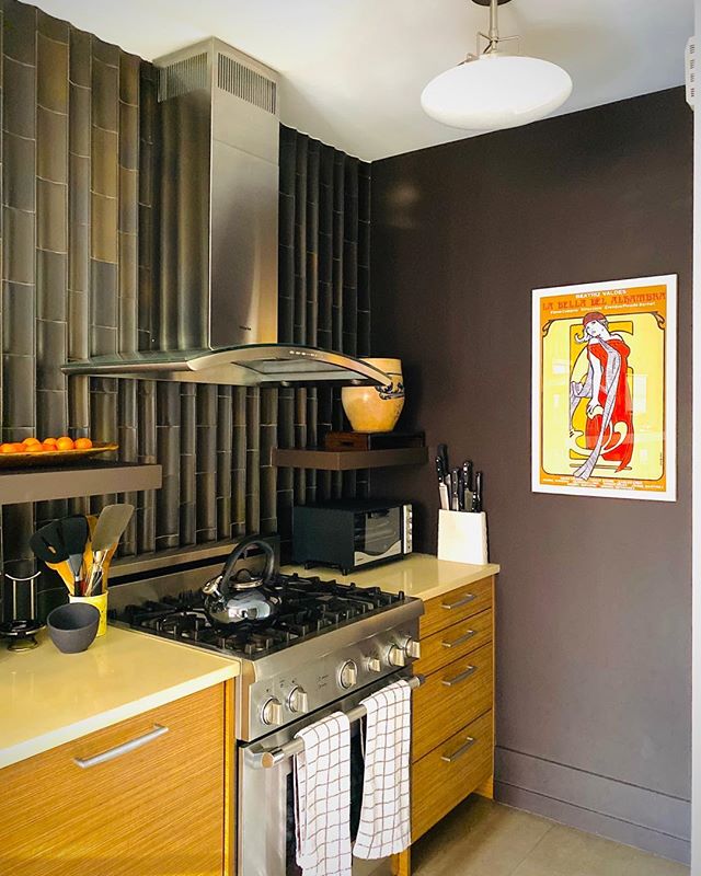 Cooking with style in New York City kitchen #Manhattanstyle#apartmentlife#annesackstile#coolkitchen