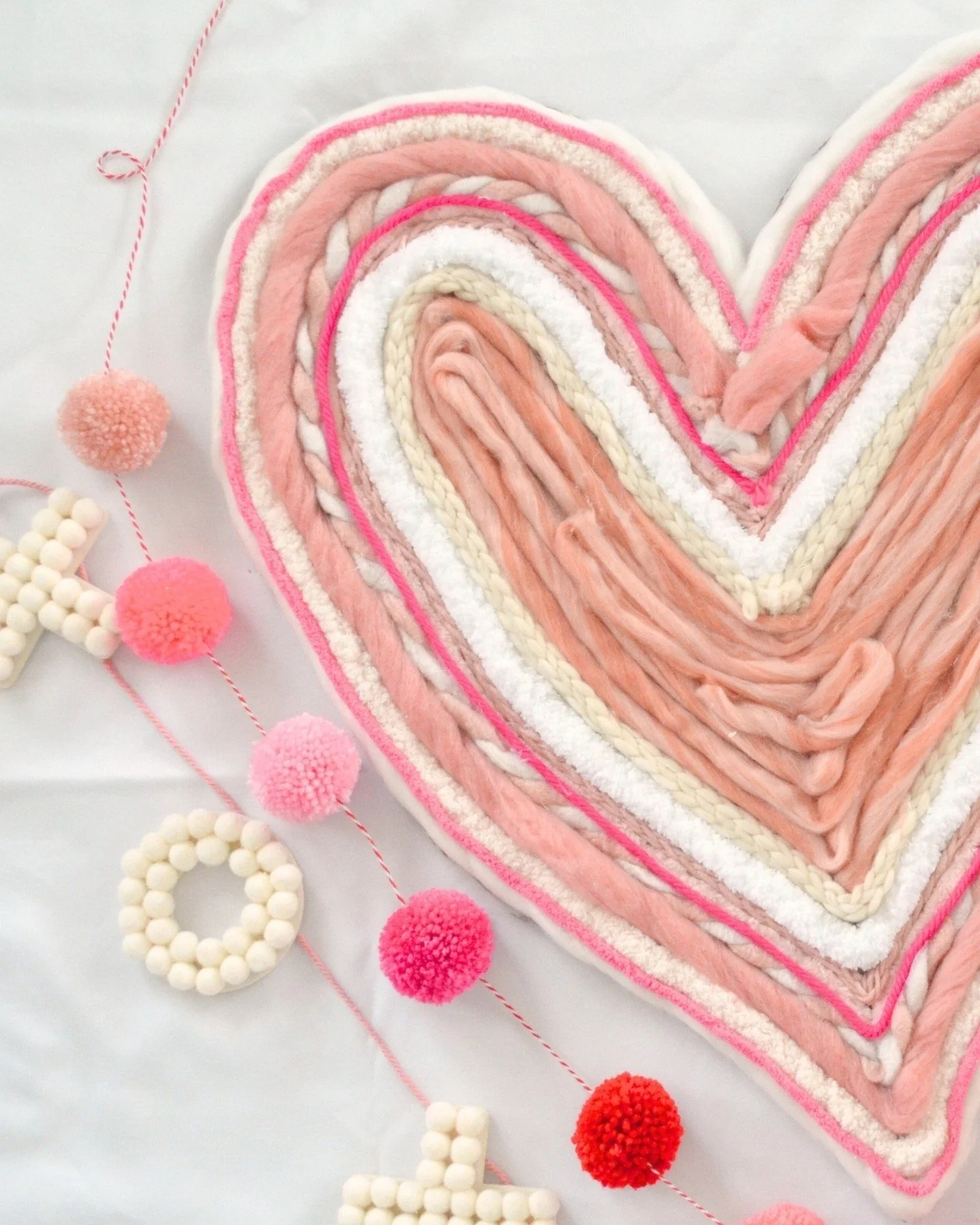 Sneak Peek! HANDMADE HAPPINESS YARN CRAFTS by SARAH FREEMAN of @apricotpolkadot is launching later this month, but we couldn't resist the urge to share this adorable project early! This playful yarn heart is perfect for Valentine's Day, and you can c
