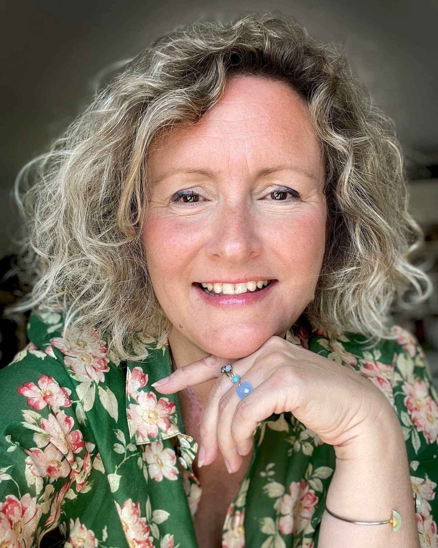 Meet the author of YUMMY WATERCOLOR, which will be released on June 28th!

CAMILLE BELLET of @camillebelletillustration is a professional illustrator who is specializes in gorgeous, lifelike watercolor paintings of pastries, candies, and other indulg