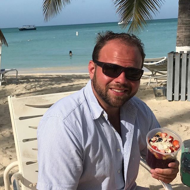Flash Back Friday to when our founder, John, was on the Island of Aruba 🌴 and had to find an a&ccedil;a&iacute; bowl to make it a perfect beach day! 🌊🍍🍓🥥🍌🏖