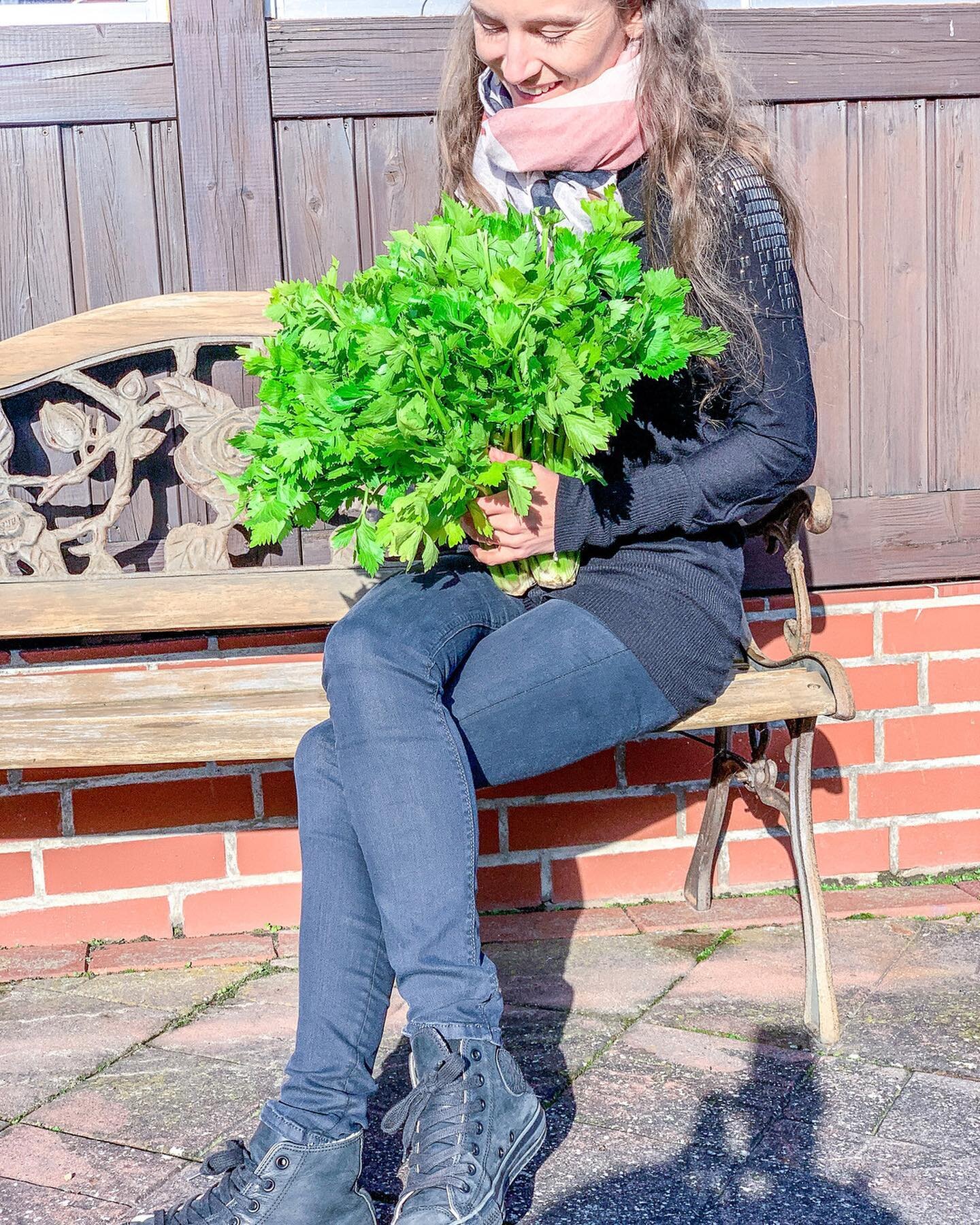 What's the hype with celery?! 🌱
⠀⠀⠀⠀⠀⠀⠀⠀⠀
I've tried it, of course! But do I think celery is THE thing to do to get to better health? Certainly it is not bad to start your day with a green juice and lemon water - not at all! But does it have to be O
