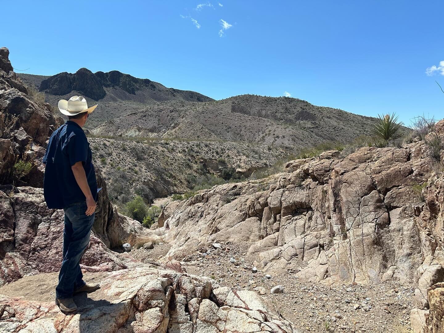 People always ask what to do down here, where do I go, what do I explore?  Walk an arroyo&hellip;you&rsquo;ll always find something cool :) #bigbendnationalpark #bigbendranchsp #rvlifestyle #rvadventures #goexplore #creekview #naturelovers #anothervi