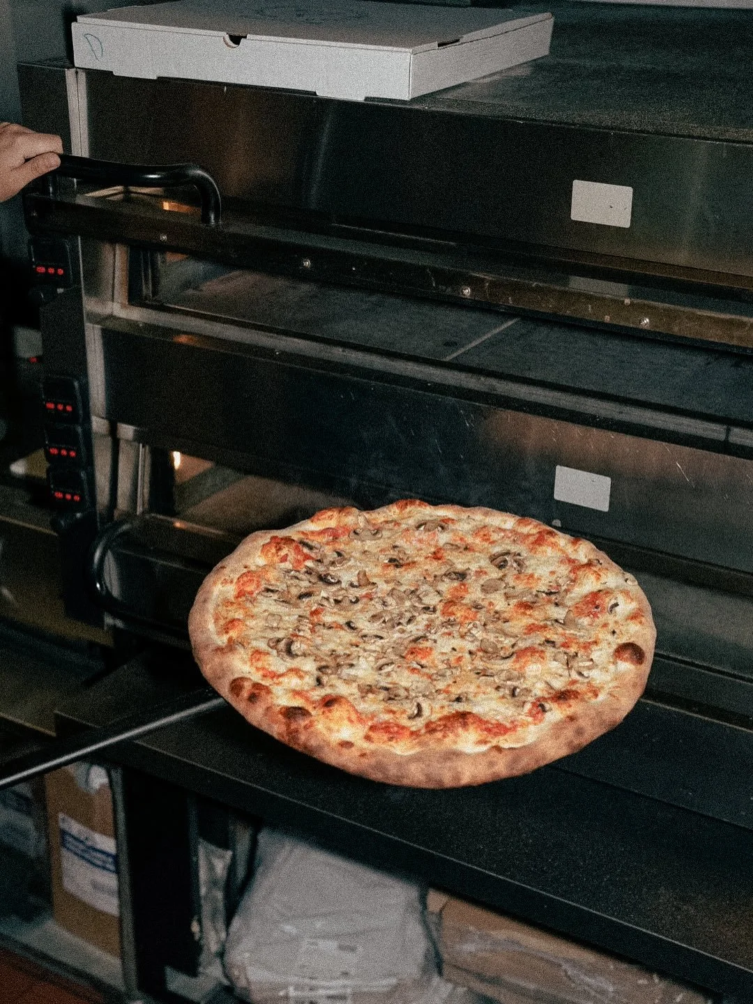 The weekend is here! Nothing beats pizza and beer! 💕