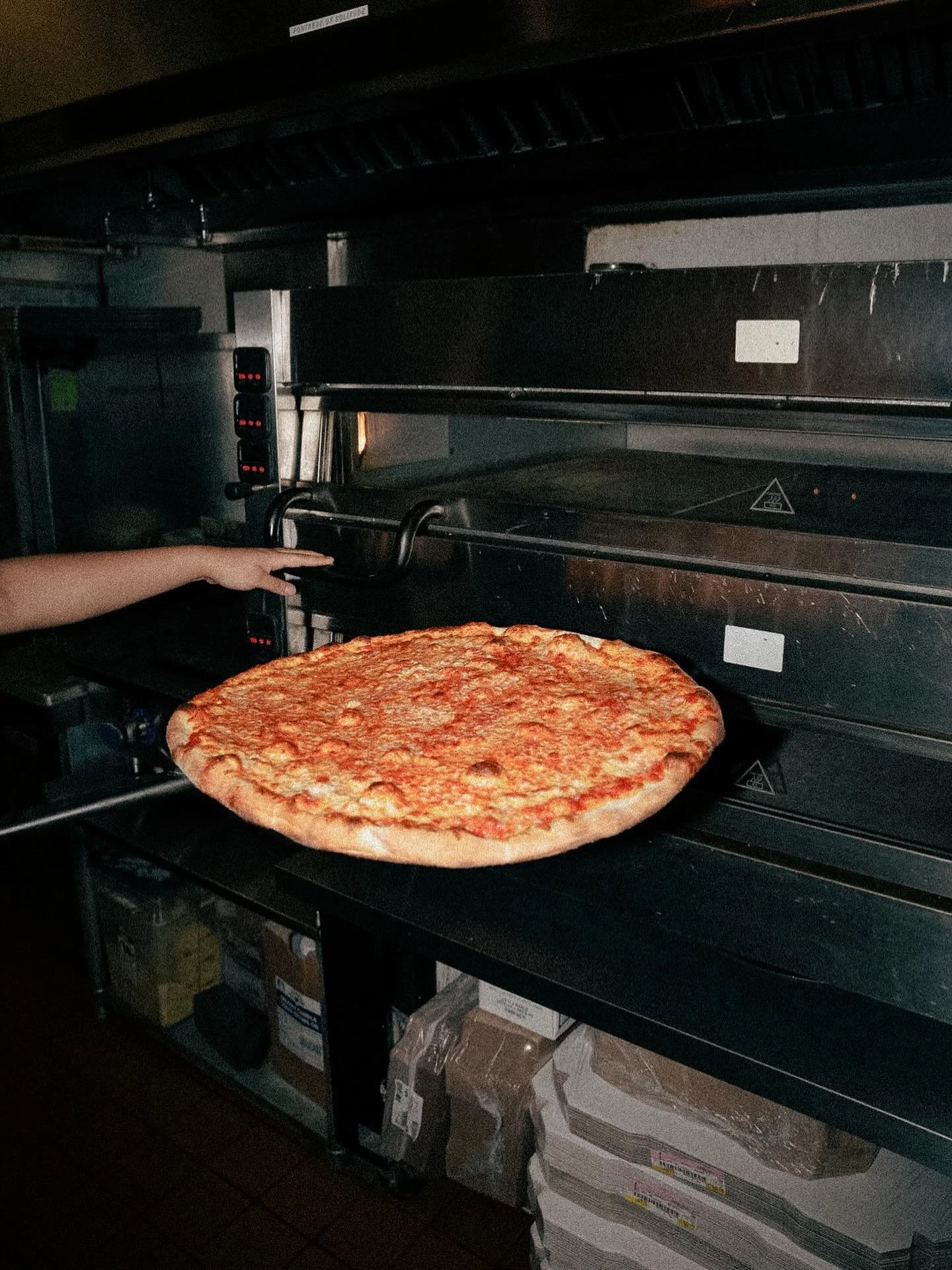 The weekend is almost here! Get it started with a pizza and some beers 🔥🍕