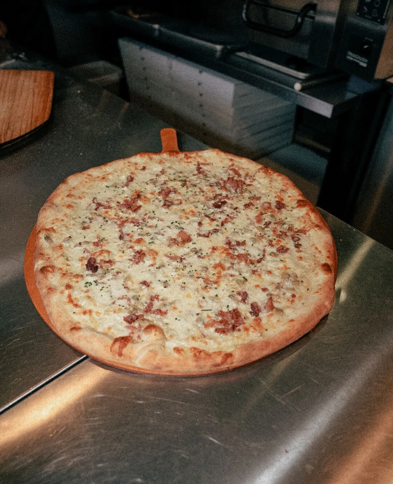 🚨Pie Drop for the Weekend! 🚨

The Clam Vato: baby clams, bacon, fresh garlic, chives, lemon zest, and white sauce.

This pie is hella firme!