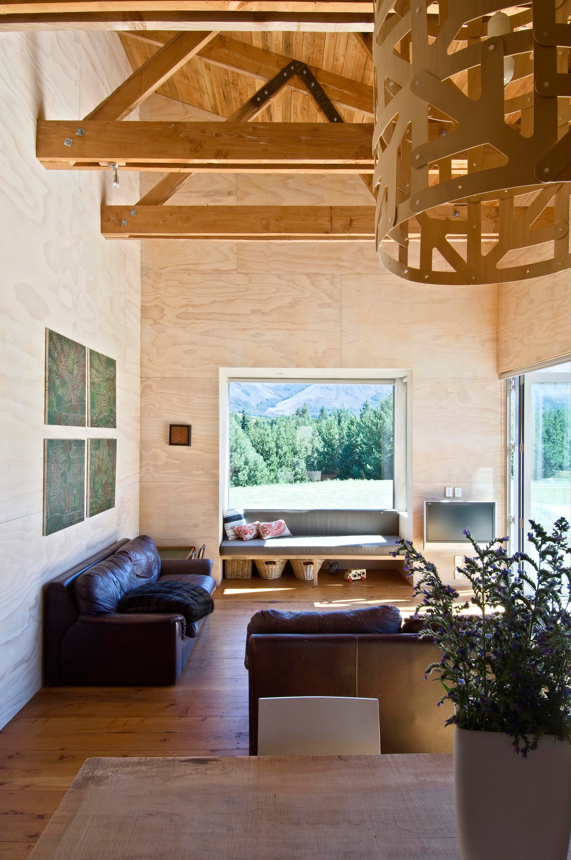 Brown House, Living
