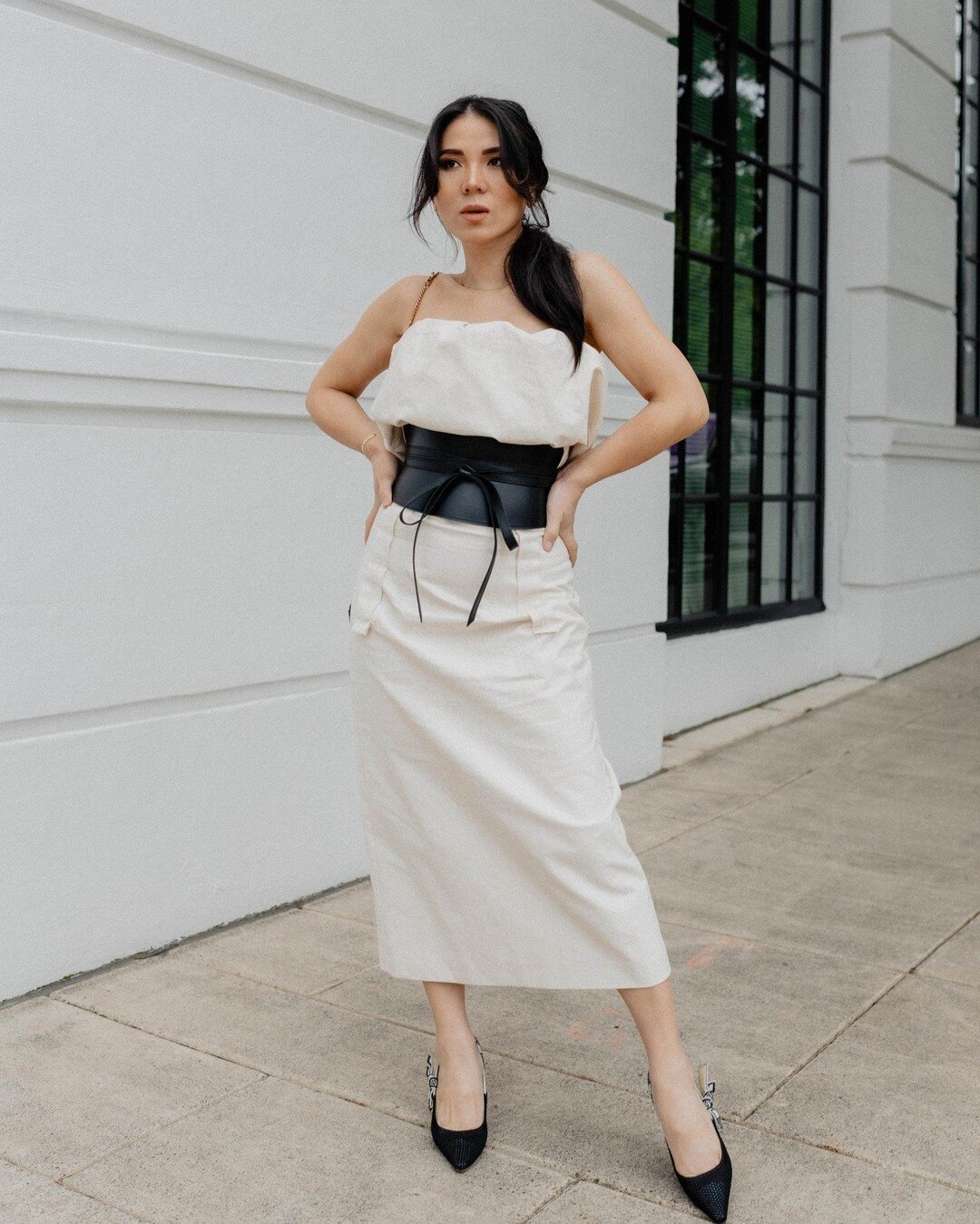 @pritchlondon gifted this corset belt and the moment I received it, I know exactly how I would style it. 

The leather of this belt is so soft and smooth. It is so easy to tie and it stays on very well! It really elevated this dress tremendously! 

W