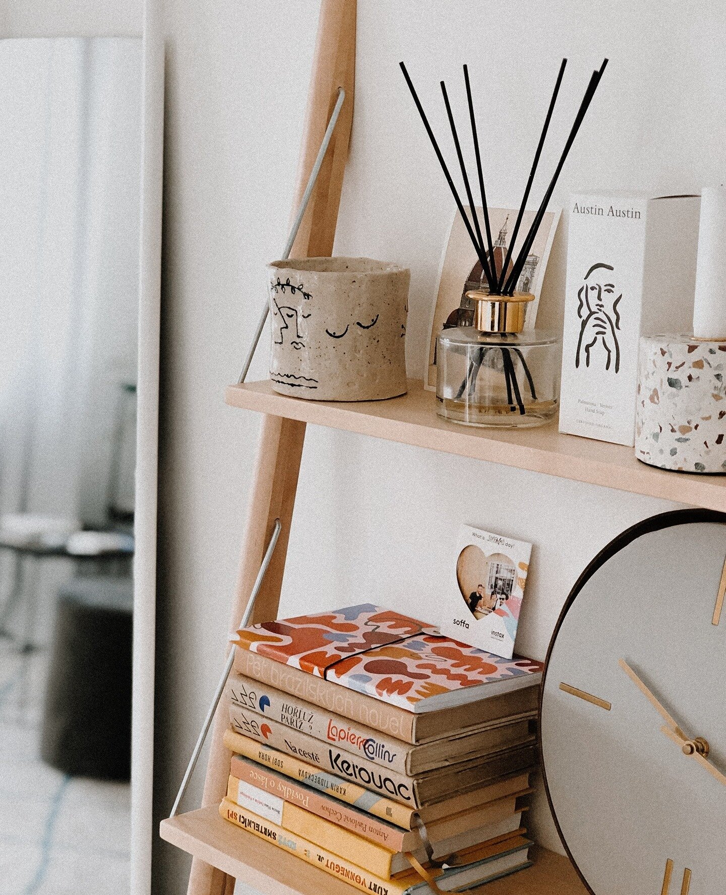We adore the look of a space decorated with a diffuser or candle. Not only are they aesthetically beautiful, but they also bring a fresh fragrance and a sense of calm.⁠
⁠