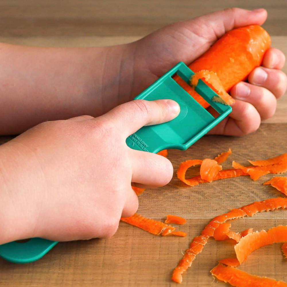 Green Safety Food Peeler Carrot.png